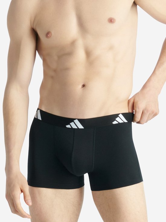 Zwarte boxershorts met witte Adidas-band, voorkant.