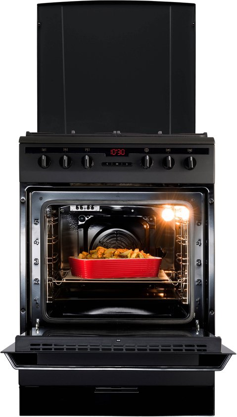 Zwart gasfornuis met open oven en baksel erin.