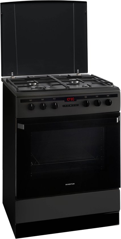 Zwart gasfornuis met open klep, oven met eten, en pan op kookplaat.