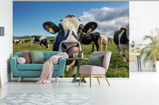 Behang - Fotobehang Koe - Tong - Weide - Breedte 330 cm x hoogte 220 cm