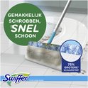 Serpillère Swiffer avec une lingette sale nettoyant un sol carrelé blanc. Avec une bande abrasive 75% plus grande.