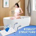 Zwangere vrouw zit in een wit badkuipbadzitje met grijze armleuningen. Tekst '300KG' en 'ROBUST STRUCTURE' met maximale draagkracht 300 kg.