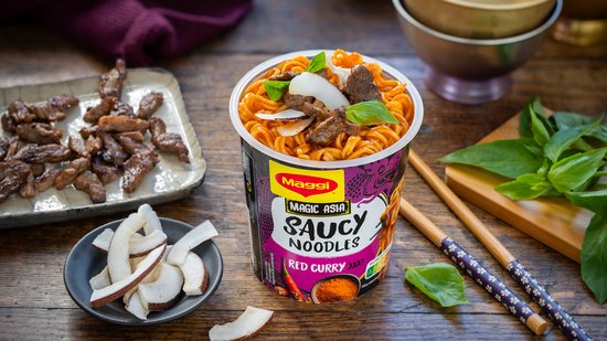 Maggi Saucy Noodles Red Curry - 8 stuks x 75g - Voordeelverpakking