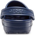 L'arrière d'une Crocs Clog bleu marine, avec le logo 'Crocs' gravé sur la bride.
