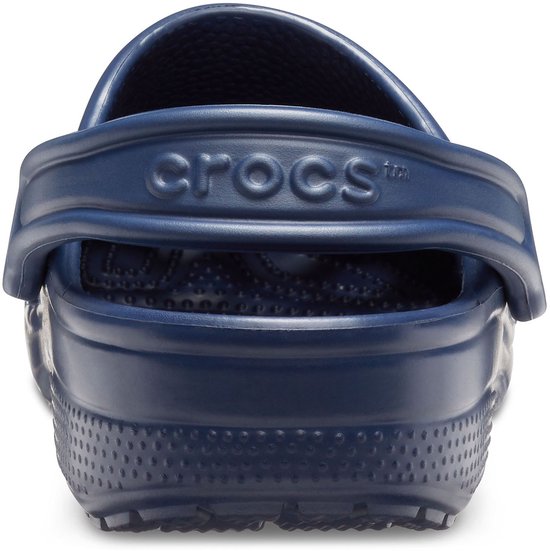 L'arrière d'une Crocs Clog bleu marine, avec le logo 'Crocs' gravé sur la bride.