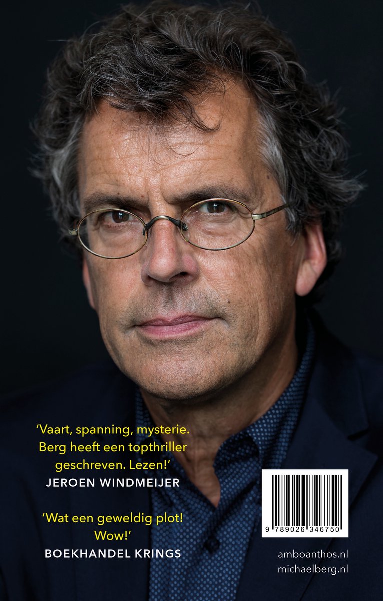 Portret van auteur Michael Berg met bril, in donker jasje.