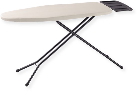 Een taupe strijkplank met een zwart inklapbaar metalen frame en een stoomunitrekje, geïsoleerd op een witte achtergrond.