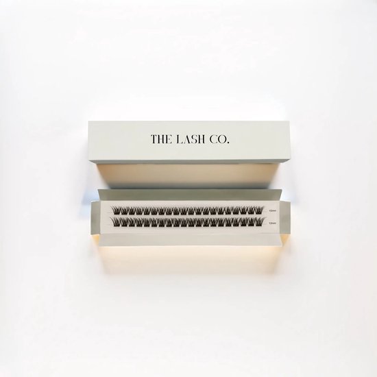 Een open doosje met 'THE LASH CO.' erop toont twee rijen wimperclusters van 10 mm en 12 mm.
