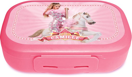 Boîte à tartines rose avec une impression de Camille en artiste de cirque sur un cheval blanc, avec le texte "Circus Camille".