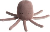 Roze gebreide octopus knuffel met grijze details aan de tentakels, de ogen zijn geborduurd.