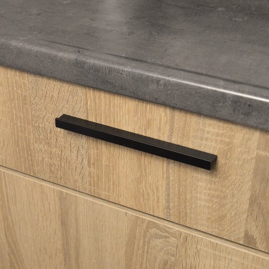 Strakke zwarte stanggreep op een houten keukenkastje met grijs aanrechtblad.