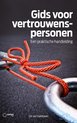 Boekomslag met de titel 'Gids voor vertrouwenspersonen'. Een rode touw is om twee zilverkleurige kettingen gebonden. Onderaan logo 'vmn media' en auteur.