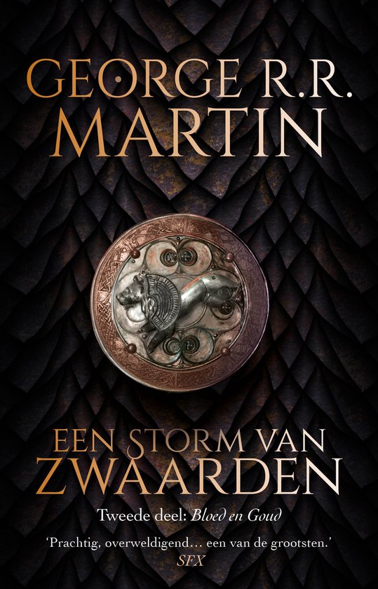 De cover van 'Een Storm van Zwaarden - Bloed en Goud' van George R.R. Martin, met gouden tekst op een donkere, schubachtige achtergrond. In het midden een ronde metalen medaillon met een leeuwenafbeelding.