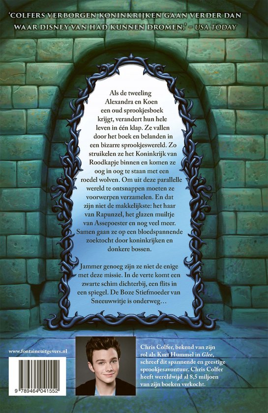 Achterkant boek 'The Land of Stories'. Een spiegel omlijst de tekst over de tweeling Alexandra en Koen. Foto van Chris Colfer.