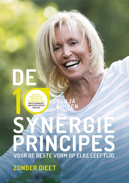 Boekomslag met lachende blonde vrouw in blauw-wit gestreept shirt. Tekst: 'DE 10 SYNERGIE PRINCIPES VOOR DE BESTE VORM OP ELKE LEEFTIJD. ZONDER DIEET'.