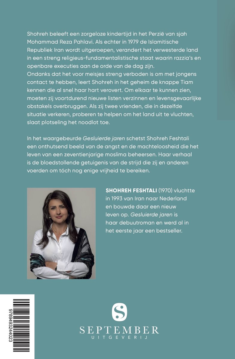 Foto van Shohreh Feshtali, schrijver, met blonde highlights in haar haar, draagt een witte blouse en een zwarte sjaal met zilveren accenten.