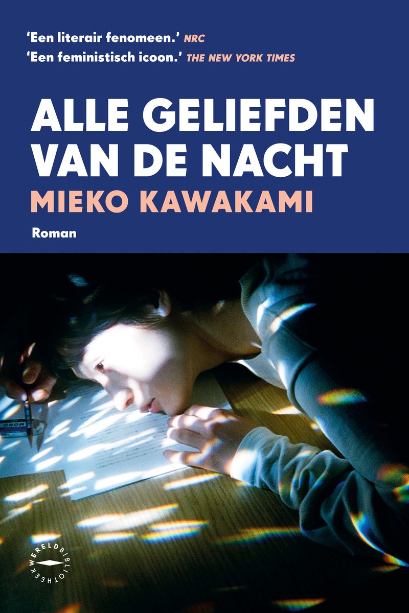 Boekcover met titel 'Alle geliefden van de nacht' en een foto van een vrouw die op papieren leunt.
