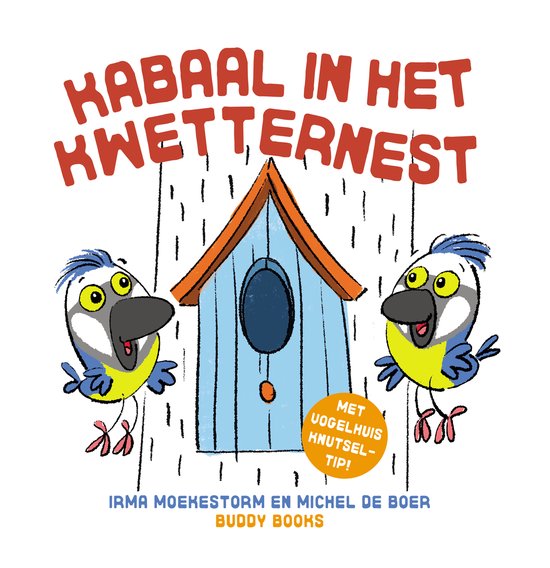 Twee cartoonvogels met gele buik en blauwe accenten, naast een blauw vogelhuisje. Tekst: Kabaal in het kwetternest.