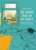 Boekcover met illustratie van een vrouw die uit een raam kijkt in een kamer met een bureau en boeken.
