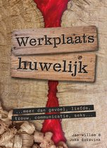 Boek 'Werkplaats huwelijk' met op hout gesneden tekst, een rode strook en houtkrullen.