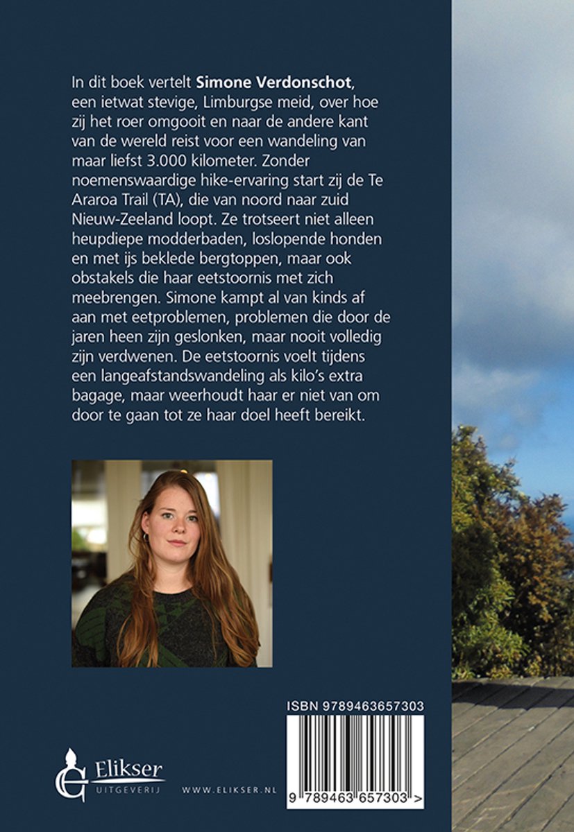 Vrouw met lang bruin haar, gekleed in een groen vest, kijkt naar de camera. De tekst vermeldt Simone Verdonschot en haar langeafstandswandeling.