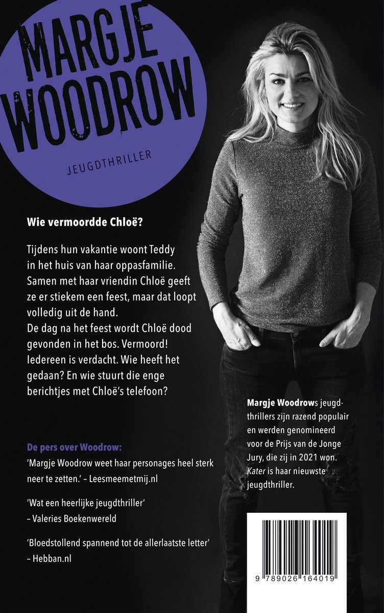 Vrouw met donkere trui en jeans, staand voor 'Margje Woodrow Jeugdthriller'.