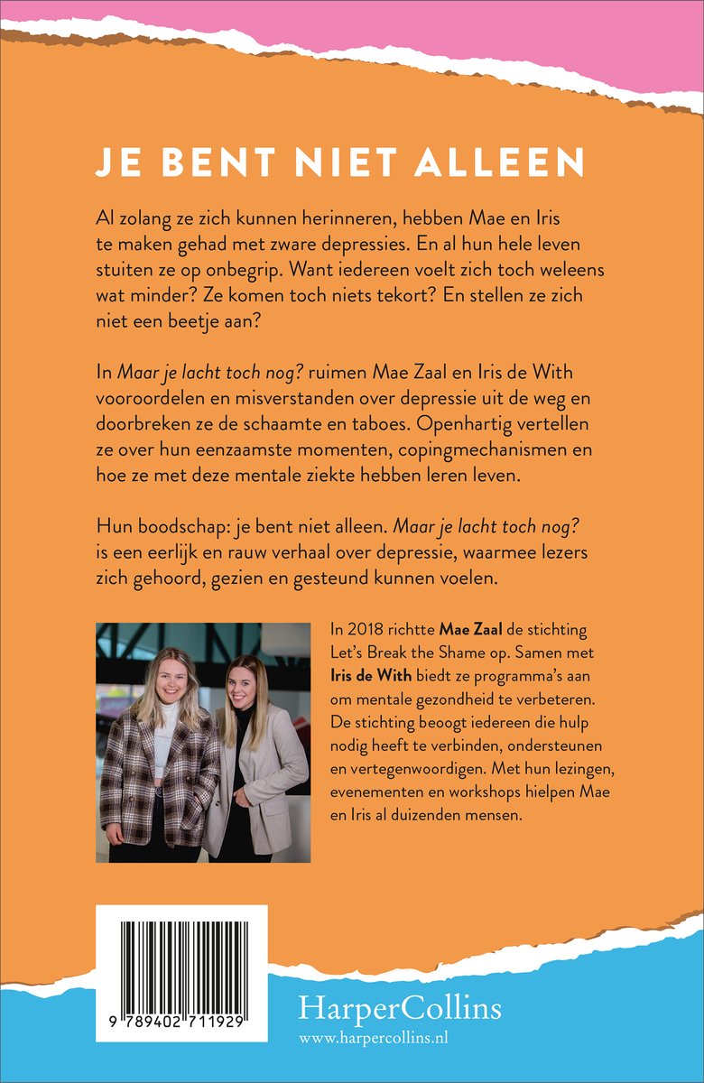 Twee jonge vrouwen, Mae Zaal en Iris de With, staan naast elkaar. Ze dragen een jasje over een blouse. De tekst luidt 'Je bent niet alleen'.
