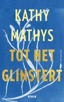 Boekcover van 'Tot het glinstert' met gouden letters op een blauwe achtergrond met witte takken.