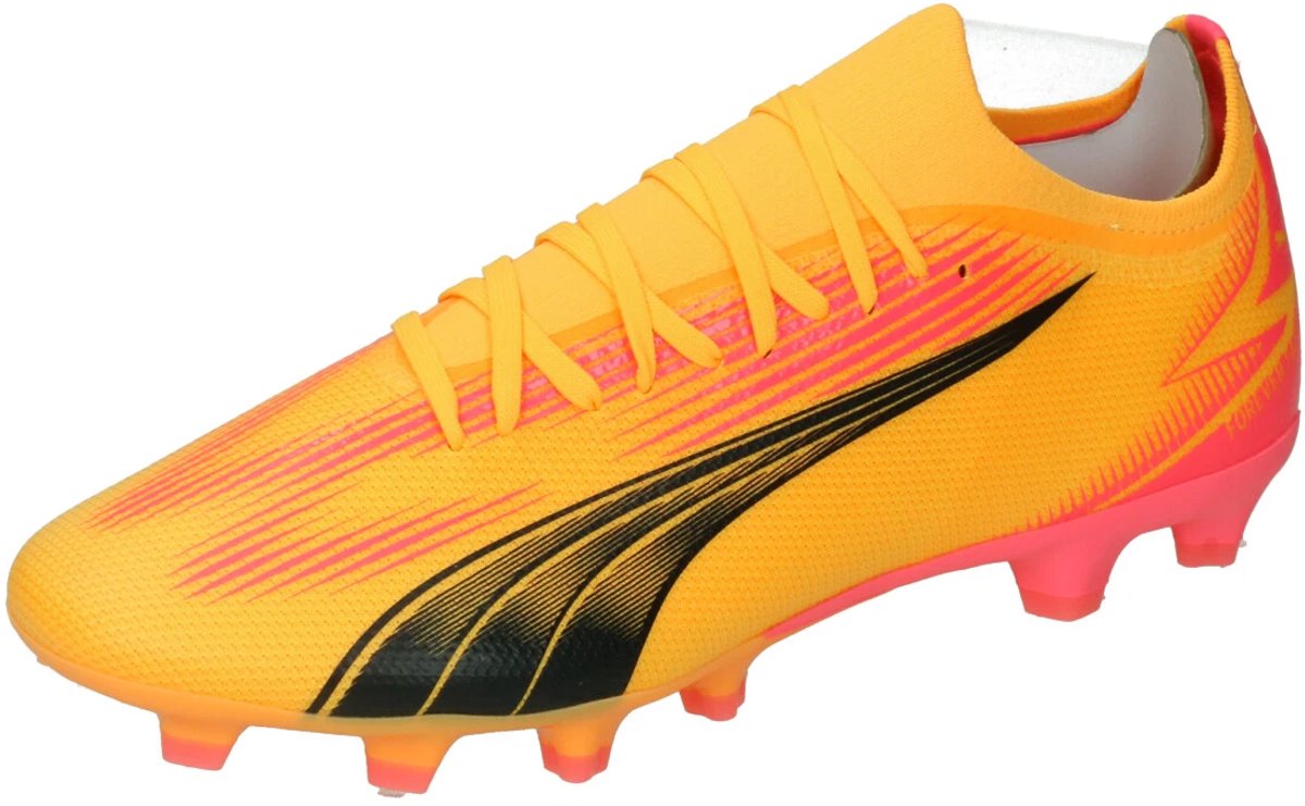 Puma Ultra Match FG/AG voetbalschoenen in oranje met zwarte en roze details, lichtgewicht mesh en gripversterking.
