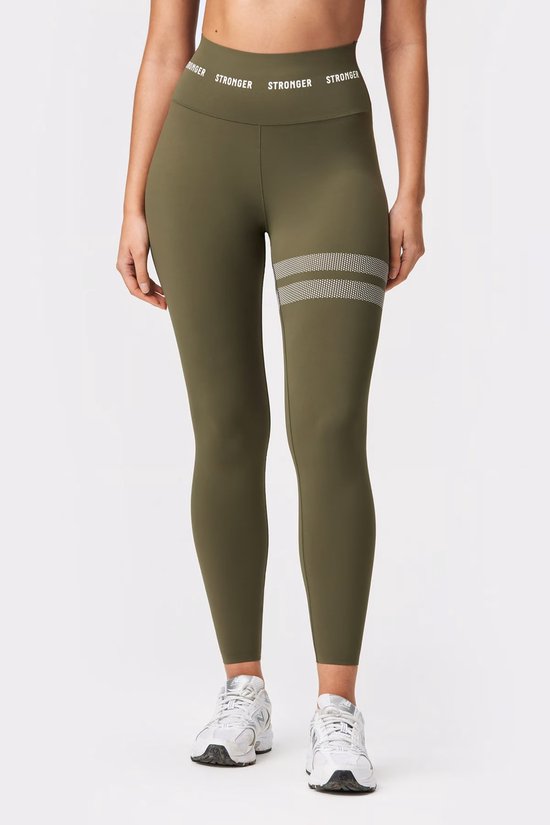 Legging in olijfgroen met dubbele grijze strepen op het linkerbeen. Tailleband met 'STRONGER' logo.