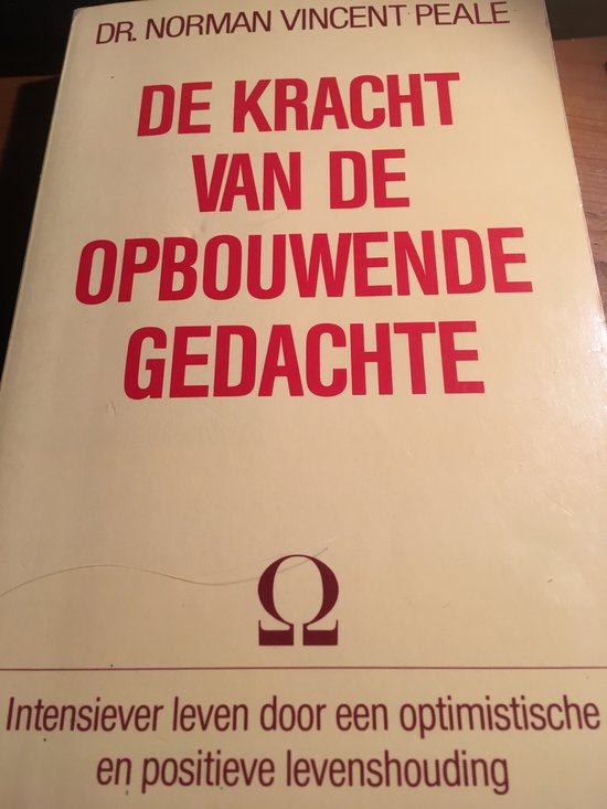 Boekomslag met de titel 'DE KRACHT VAN DE OPBOUWENDE GEDACHTE' in rode letters, en een omega-symbool.