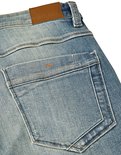 Detail van de achterzak van een blauwe denim short met oranje stiksel en Riverso-label.