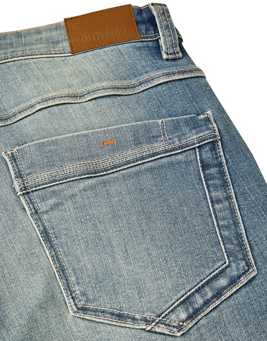 Detail van de achterzak van een blauwe denim short met oranje stiksel en Riverso-label.