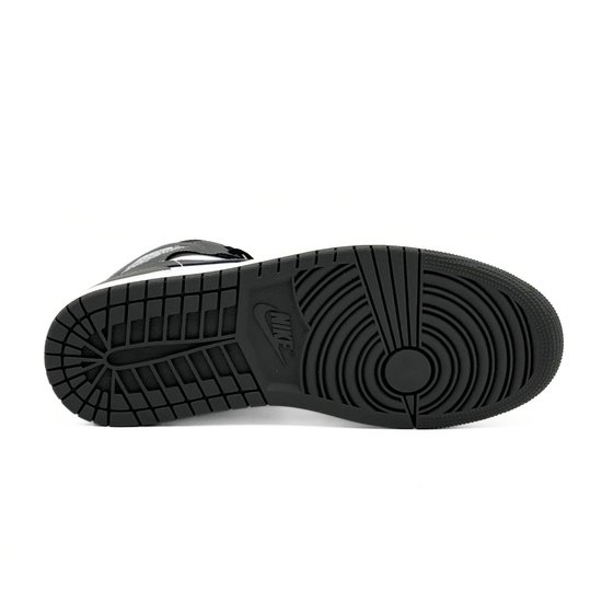 Zwarte buitenzool van een Nike Air Jordan 1 Mid sneaker met het Nike logo.