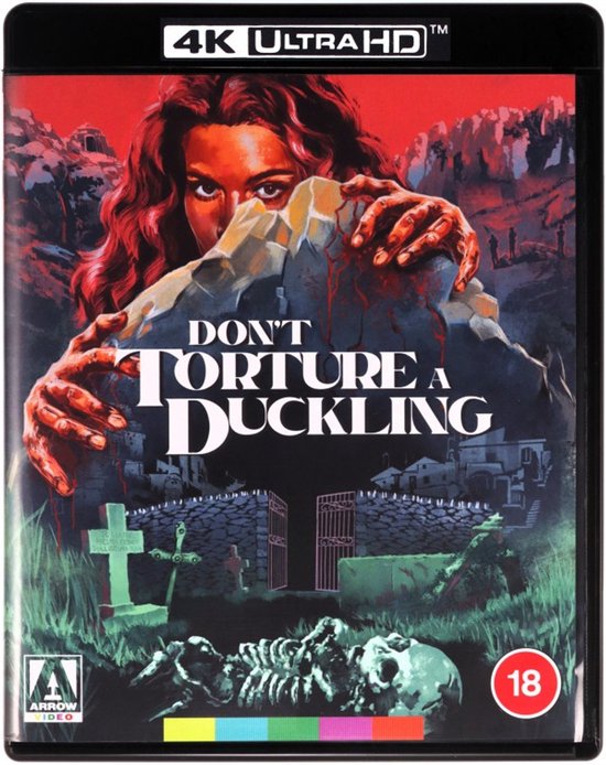 De voorkant van de 'Don't Torture A Duckling' 4K Ultra HD Blu-ray hoes toont een vrouw die door bergen kijkt, met skeletten op de voorgrond.