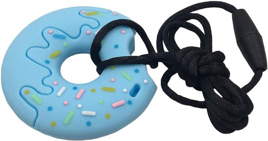 Pendentif à croquer bleu clair en forme de beignet avec des vermicelles colorés, un morceau croqué et un cordon noir.
