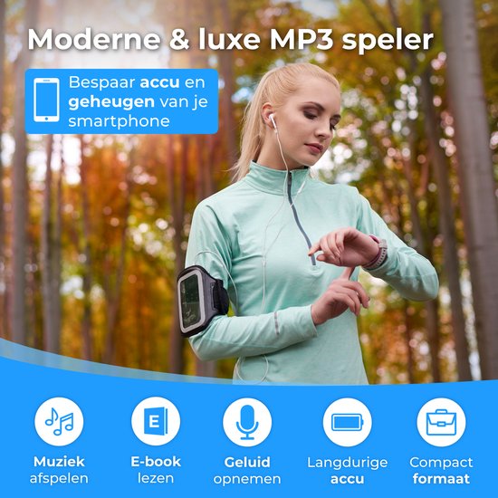 Vrouw in sporterkleding in een bos, luisterend naar muziek via een zwarte MP3-speler met oordopjes.