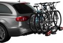 Grijze stationwagon met Thule VeloCompact fietsendrager, beladen met 3 fietsen.