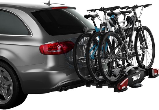 Grijze stationwagon met Thule VeloCompact fietsendrager, beladen met 3 fietsen.