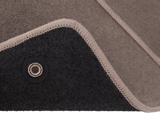 Onderkant van een beige automat met zwarte antisliplaag en beige bies.