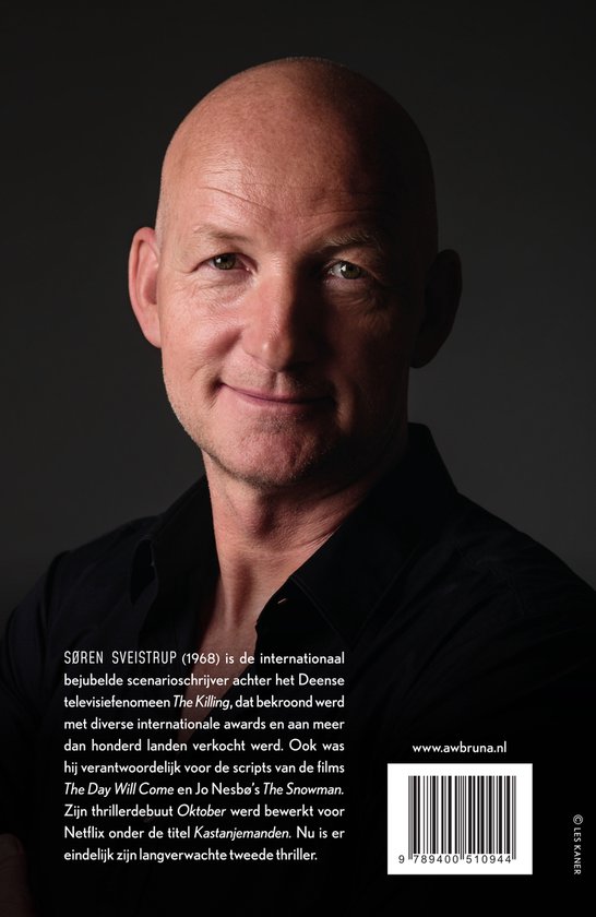 De achterkant van het boek Koekoeksjong met een portret van de auteur Søren Sveistrup.
