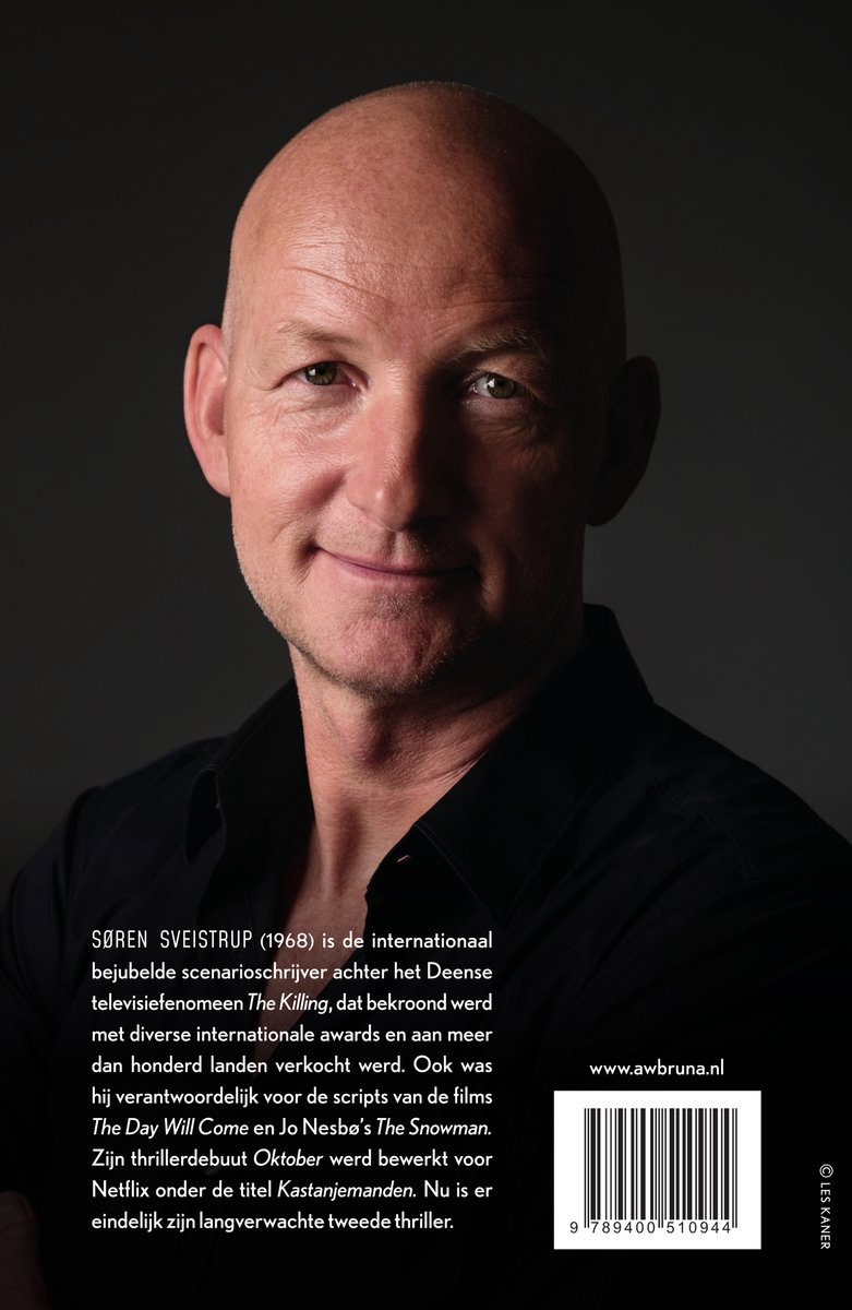 De achterkant van het boek Koekoeksjong met een portret van de auteur Søren Sveistrup.