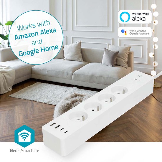 Witte stekkerdoos met vier stopcontacten en drie USB-poorten in een woonkamer, compatibel met Amazon Alexa en Google Home.