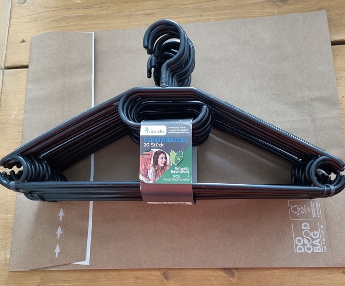 Kledinghangers kunststof set van 20st, Zwart, 21 x 40 x 0,7 cm met speciale anti glij ribbels.