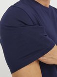 Detail van een donkerblauwe T-shirt met korte mouwen.