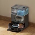 Zwart AutoWash™ dock met robotstofzuiger met dweilpads.