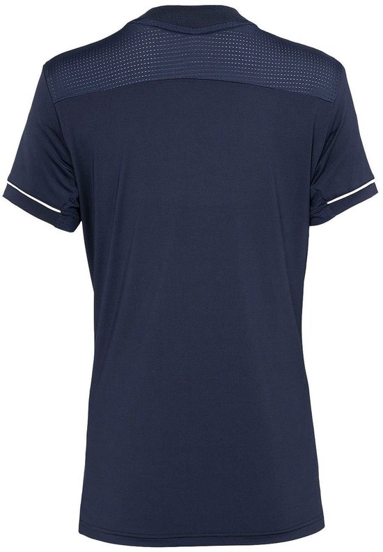Achterzijde van een marineblauw sportshirt met geperforeerde details op de schouders.