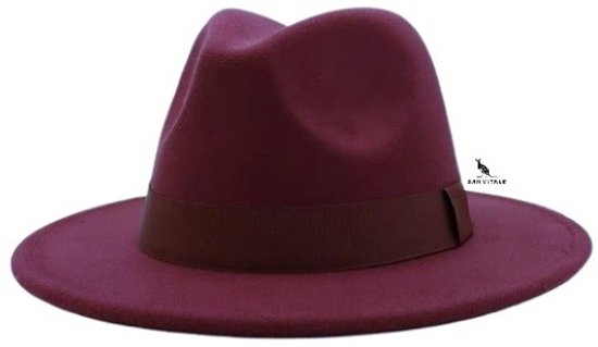 Bordeauxrode fedora hoed met bruine band.