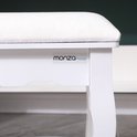 Close-up van het zitvlak en de zijkant van een witte kaptafelkruk met Monza Home logo.