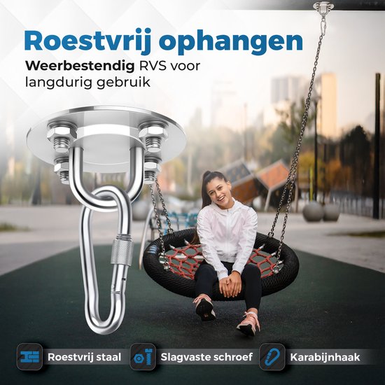 Vrolijke vrouw op een ronde schommel, bevestigd aan een roestvrije plafondhaak. Weerbestendig RVS.